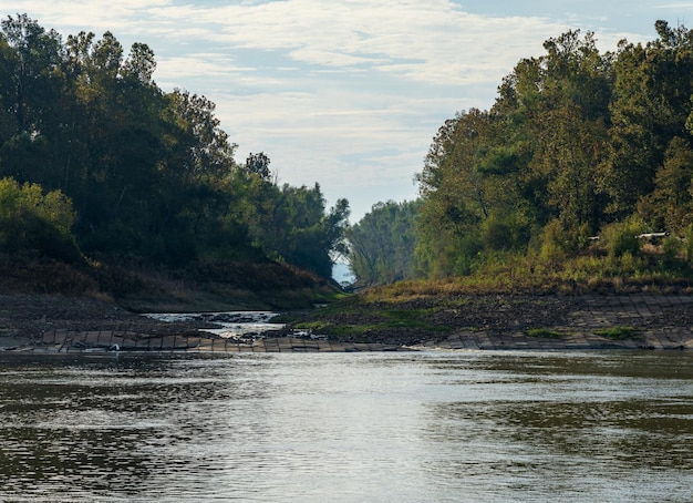 Foto nebenfluss, der in den mississippi fließt, mit niedrigem wasserstand