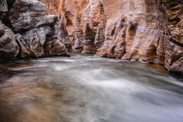 Nebenfluss, der über die Felsen fließt