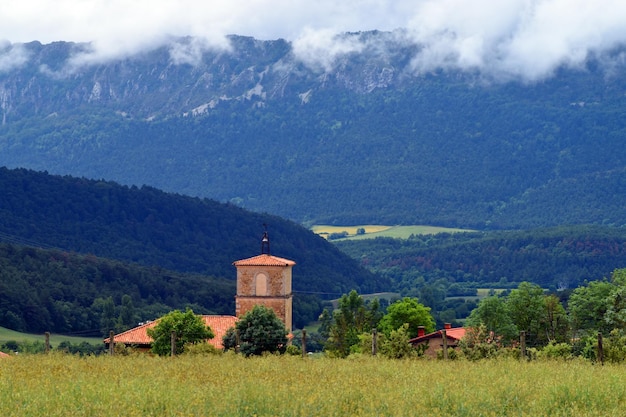 Neblige Landschaft der Stadt Quintanilla im Valdegovia Baskenland Spanien