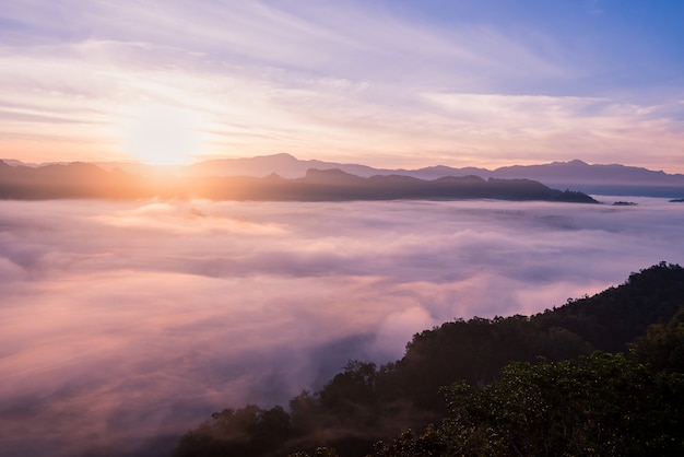 Neblige Landschaft im Norden Thailands mit Zwielichthimmel