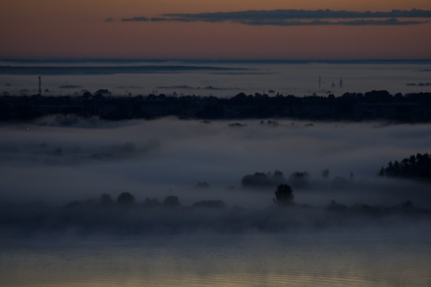 neblige Morgendämmerung über der Wolga