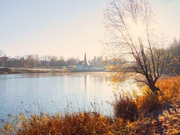 Neblige sonnige Herbstlandschaft mit einem alten Palast. Gatchina. Russland.