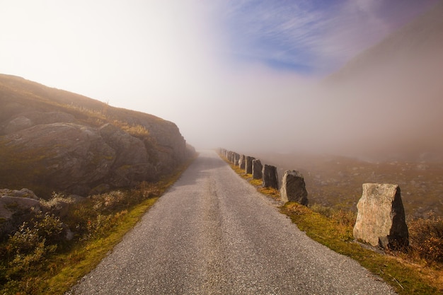 Neblige und sonnige Straße in Norwegen Gamle Strynefjellsvegen