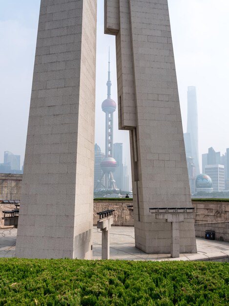 Nebliger Blick auf die Skyline von Shanghai durch das Heldendenkmal