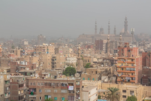 Nebliger Blick auf die Stadt von der Spitze des Minaretts der Ibn-Tulun-Moschee in Kairo, Ägypten