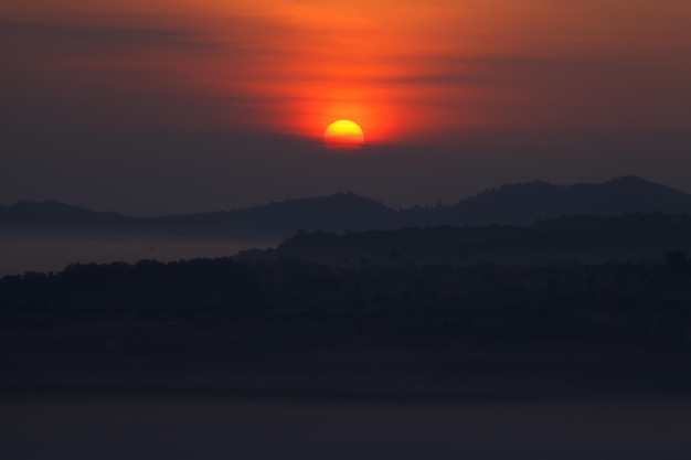 Nebliger Sonnenaufgang im Berg