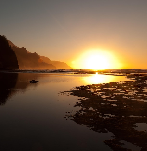 Nebliger Sonnenuntergang an der Küste von Na Pali