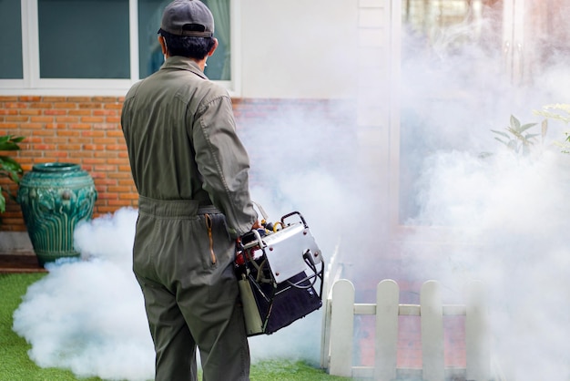 Foto nebulización del personal para eliminar el mosquito y prevenir la propagación del dengue