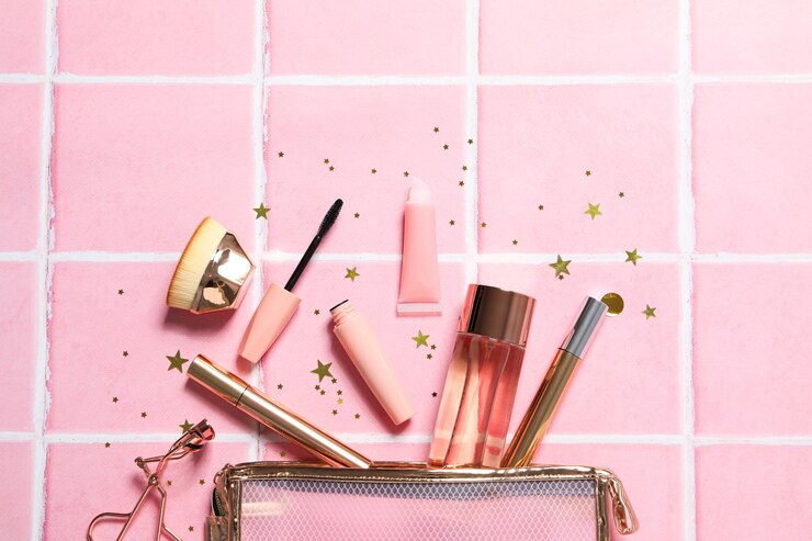 Neceser de maquillaje de mujer con accesorios de maquillaje rosa.