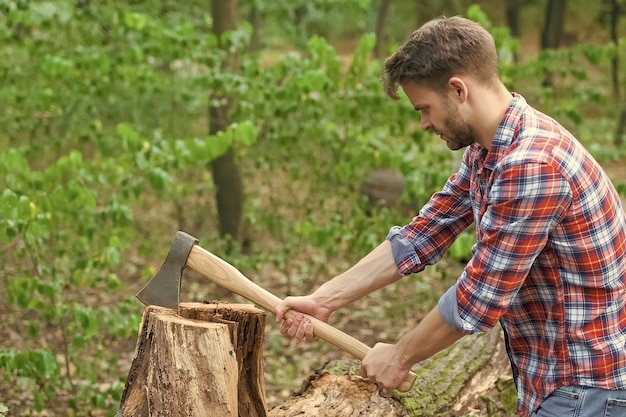 Necesitamos más leña hombre fuerte con hacha leñador rancho hombre llevar hacha chico sexy usar camisa en el bosque hombre poder y energía leña en el campamento acampar y hacer senderismo actividad al aire libre