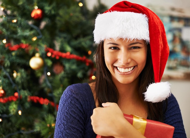 Necesito abrir uno ahora Retrato de una mujer joven con un regalo de Navidad