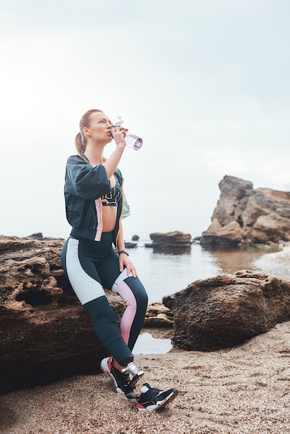 Necesito un atleta discapacitado saludable y deportivo acuático con una pierna protésica para beber agua