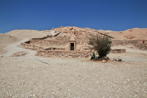 Necrópole antiga vale dos artesãos em luxor, egito