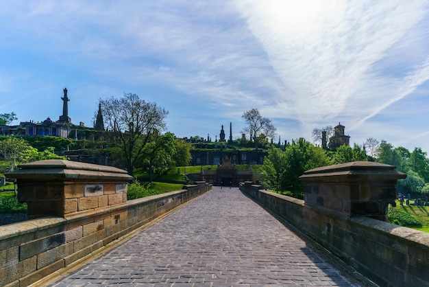 La necrópolis de Glasgow es un cementerio victoriano en una colina baja cerca de la catedral de Glasgow, Escocia