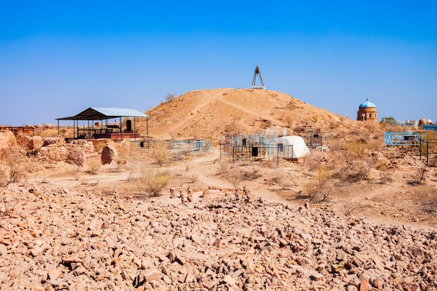 Necrópolis de Mizdahkan cerca de la ciudad de Nukus Uzbekistán