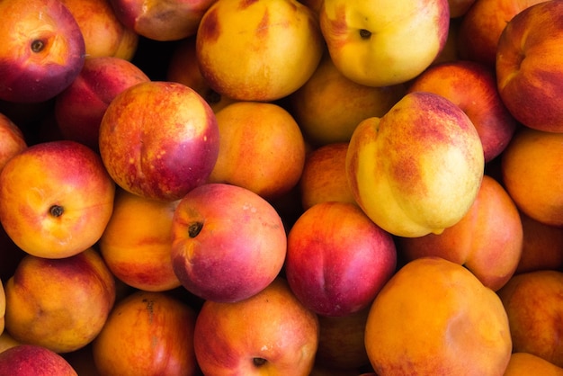 nectarinas redondas frescas no mercado de rua turco