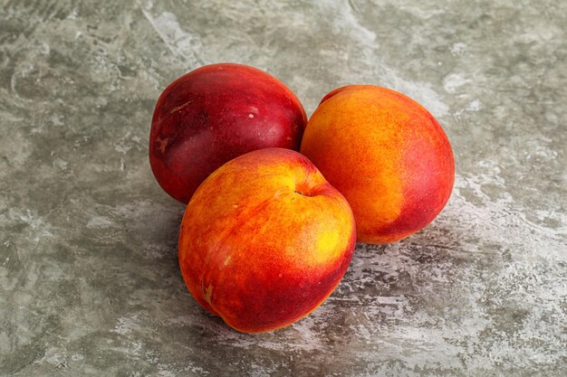 Nectarinas rojas dulces y jugosas maduras