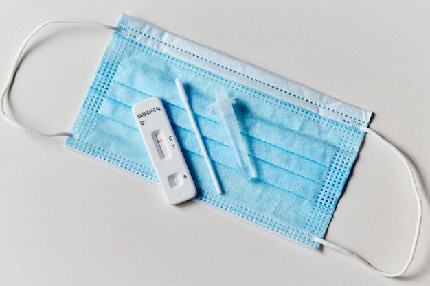 Negativer Coronavirus-Nase-Test und medizinische Maske