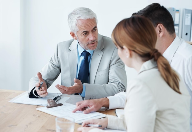 Foto negociação de contratos e pessoas em reunião com política jurídica e advogado com conselhos para negócios discussão de advogado e papelada para acordo de processo e documentos com lista de verificação para conformidade