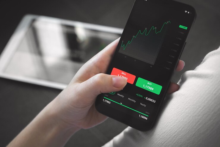Foto negociación bursátil en casa. persona que usa un teléfono móvil con gráficos financieros para inversión, compra y venta