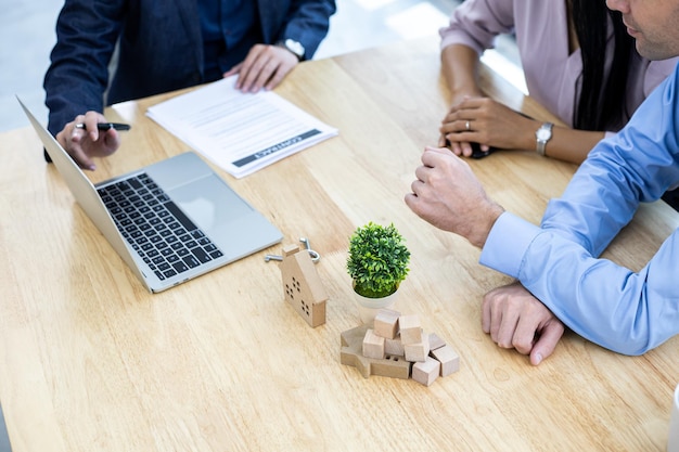 Las negociaciones entre el departamento de vendedores y las parejas adultas están concluyendo un contrato para la venta de una casa residencial.