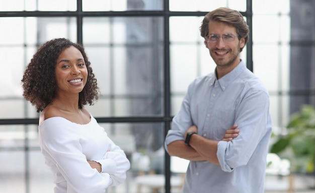 Negociaciones en la oficina Mujer de negocios habla con colegas