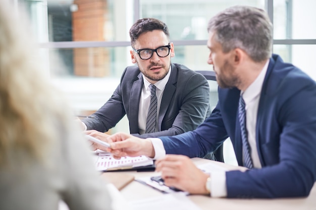 Negociaciones de socios comerciales con barba