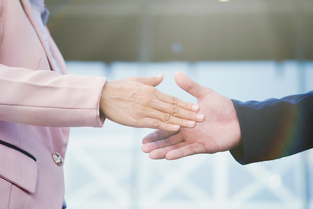 Foto negócio bem sucedido peolple handshaking após bom negócio