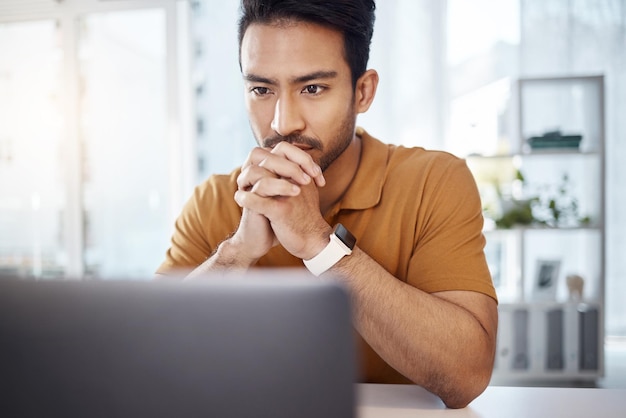 Negocio de computadoras portátiles y hombre asiático con pensamiento enfocado e ideas para la creatividad de nuevos proyectos o lectura en línea Emprendedor profesional o trabajador con decisión tecnológica u opciones para el inicio