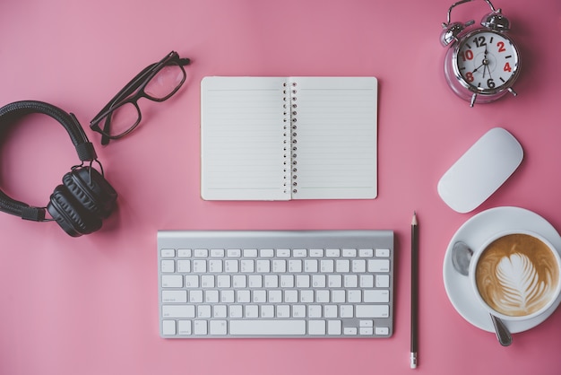 negócio, conceito de educação. Material de escritório, caderno de tela em branco sobre uma mesa-de-rosa.