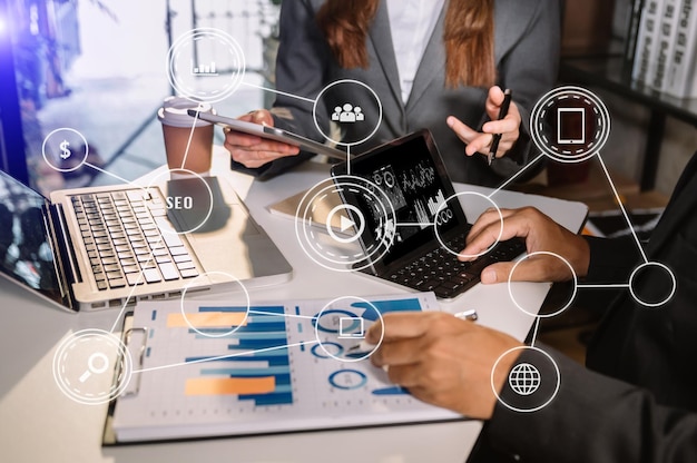 Negocio de concepto de reunión de equipo de trabajo usando computadora portátil y tableta digital con icono virtual de marketing xAxA