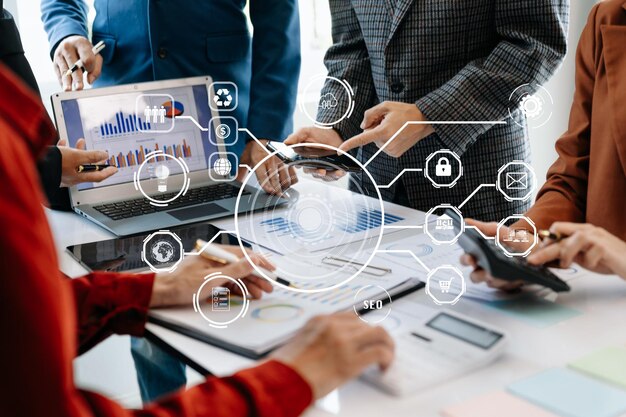 Negocio de concepto de reunión de equipo de trabajo usando computadora portátil y teléfono inteligente y tableta digital con medios de marketing digital en la oficina de diagrama de red de icono virtual