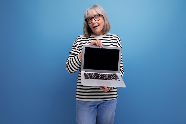 Negócio da mulher moderna segurando pc com maquete de publicidade em fundo de estúdio brilhante