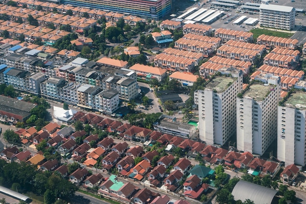 Negócio da terra e da propriedade da vista aérea. Vista superior da terra residencial e negócios imobiliários.