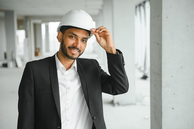 Negócio de construção de arquitetura e conceito de construção feliz arquiteto indiano sorridente no capacete