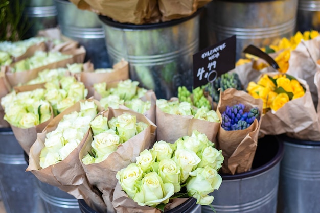 Negócio de flores As flores são brancas em papel kraft em pé no balcão hochland rose