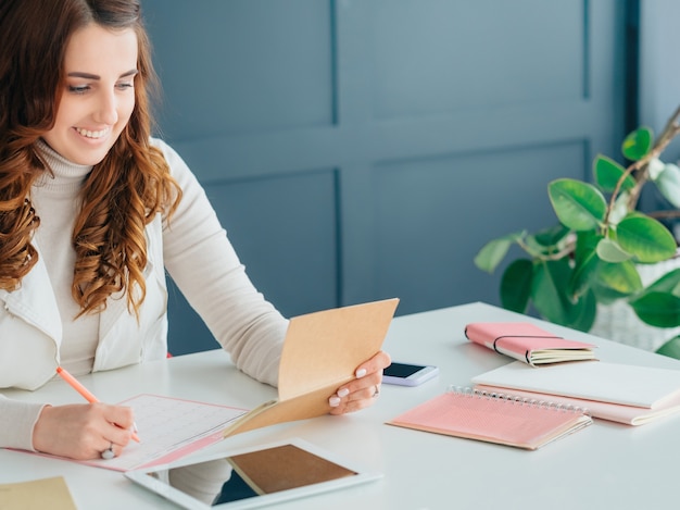 negócio de rede social. marketing na internet. mulher smm no local de trabalho, fazendo anotações na programação.