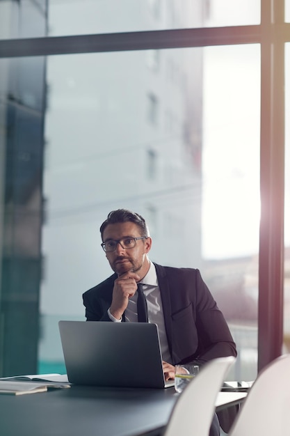 Negócio de retrato e homem com negociação de laptop e fintech para crescimento e gerenciamento financeiro de investimento Investidor empregado masculino e agenda digital para finanças de lucros e liderança corporativa