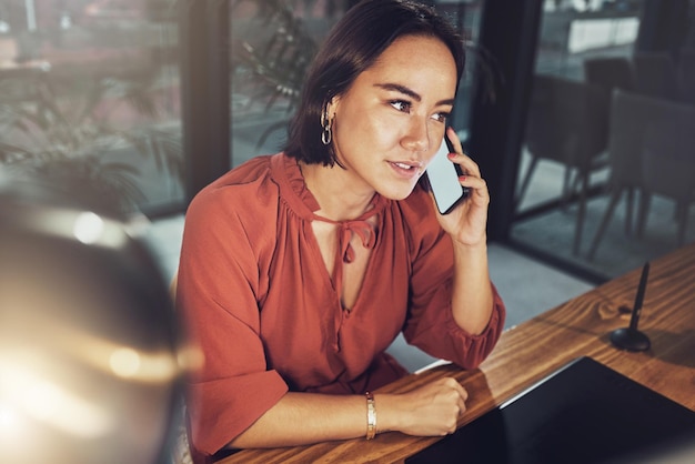 Negócio de telefonema e maquete com mulher no escritório para comunicação e negociação em rede Tecnologia de contato e conexão com mulher falando para informações de feedback e conversa