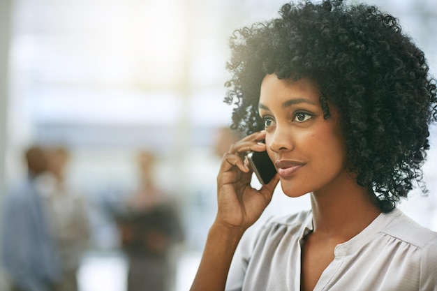 Negócio de telefonema e mulher negra ouvindo no escritório com espaço de maquete Comunicação por celular e profissional feminina africana falando ou discutindo com contato enquanto pensa