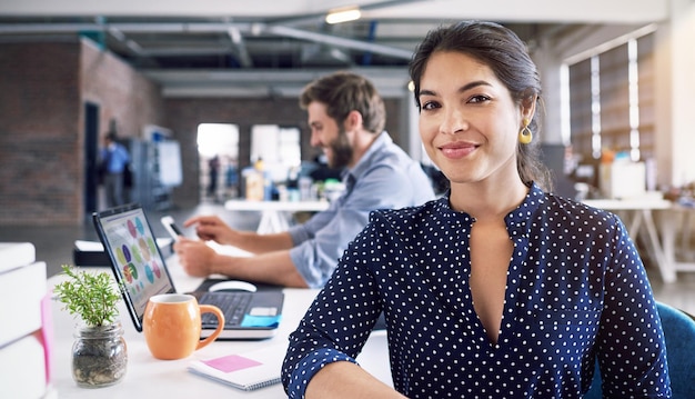 Negócio de trabalho em equipe e retrato de mulher na mesa com laptop em agência criativa trabalhando juntos em projeto web Coworking de liderança e funcionários felizes na inicialização de design com sorriso e tecnologia