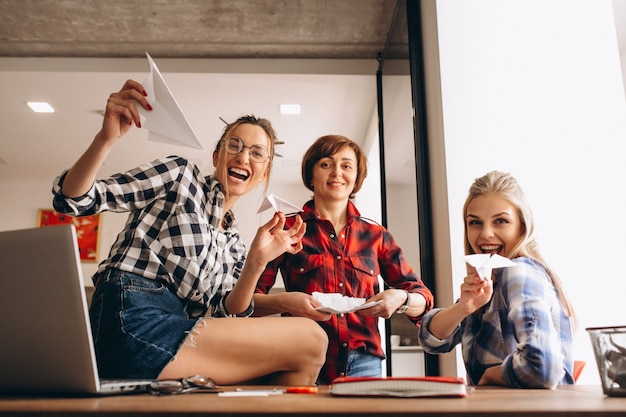 Negócio divertido trabalho em equipe no escritório