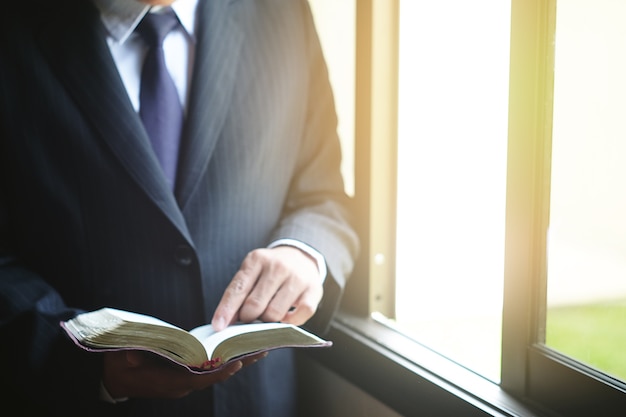 Un negocio es leer la Biblia en la habitación.