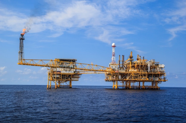 Negocio de exploración y producción de petróleo y gas en alta mar. Planta de producción de petróleo y gas y plataforma principal de construcción en el mar. Negocio de energía