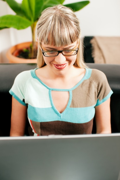 Negocio femenino de teletrabajo y sofa