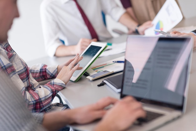 Foto negocio de inicio, grupo de jóvenes creativos con lluvia de ideas sobre reuniones en el interior de la oficina y uso de computadoras portátiles y tabletas para anotar ideas, planes y proyectos