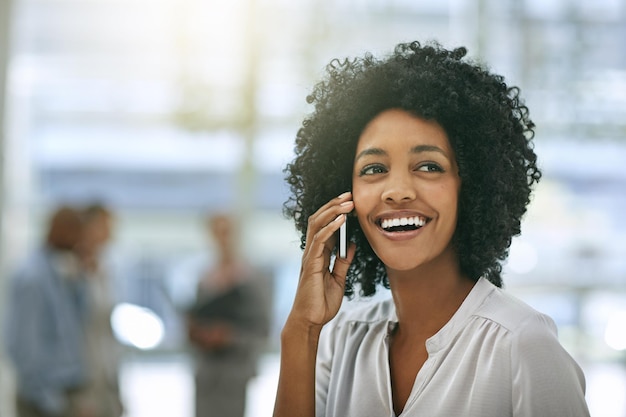 Negocio de llamadas telefónicas y mujer negra riendo en el lugar de trabajo de la oficina con espacio de maqueta Felicidad de teléfono celular y persona africana hablando comunicación profesional o discusión divertida de contacto