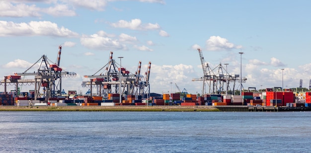 Negocio de logística en el puerto de Rotterdam Países Bajos Grúas y descarga de carga de carga