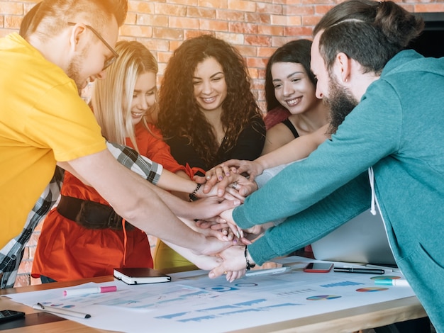 Foto negocio de los millennials. trabajo en equipo exitoso. personas que trabajan juntas en el proyecto.