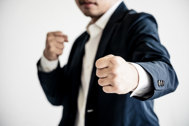 Foto negocio que lucha al éxito concepto. hombre de negocios con la lucha de pose.